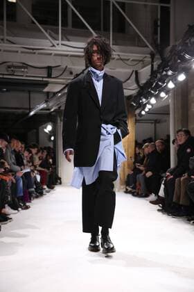 Paris Fashion Week - Yohji Yamamoto Modenschau defile mode masculine YOHJI YAMAMOTO CELEBRITES : Fashion Week Mode Masculine - Yamamoto Collection Automne Hiver - Paris - 19 01 2017 stephanechemin panoramic 