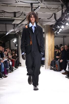 Paris Fashion Week - Yohji Yamamoto Modenschau defile mode masculine YOHJI YAMAMOTO CELEBRITES : Fashion Week Mode Masculine - Yamamoto Collection Automne Hiver - Paris - 19 01 2017 stephanechemin panoramic 