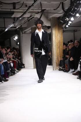 Paris Fashion Week - Yohji Yamamoto Modenschau defile mode masculine YOHJI YAMAMOTO CELEBRITES : Fashion Week Mode Masculine - Yamamoto Collection Automne Hiver - Paris - 19 01 2017 stephanechemin panoramic 