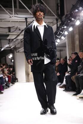 Paris Fashion Week - Yohji Yamamoto Modenschau defile mode masculine YOHJI YAMAMOTO CELEBRITES : Fashion Week Mode Masculine - Yamamoto Collection Automne Hiver - Paris - 19 01 2017 stephanechemin panoramic 