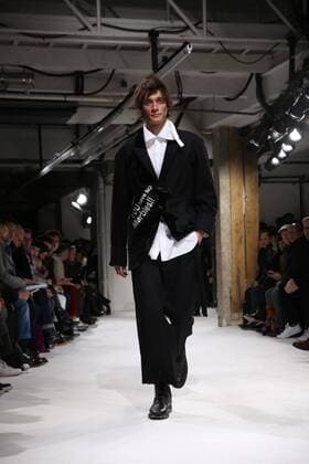 Paris Fashion Week - Yohji Yamamoto Modenschau defile mode masculine YOHJI YAMAMOTO CELEBRITES : Fashion Week Mode Masculine - Yamamoto Collection Automne Hiver - Paris - 19 01 2017 stephanechemin panoramic 