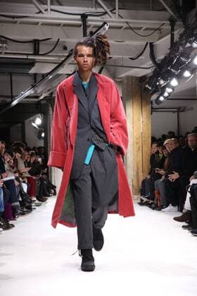 Paris Fashion Week - Yohji Yamamoto Modenschau defile mode masculine YOHJI YAMAMOTO CELEBRITES : Fashion Week Mode Masculine - Yamamoto Collection Automne Hiver - Paris - 19 01 2017 stephanechemin panoramic 