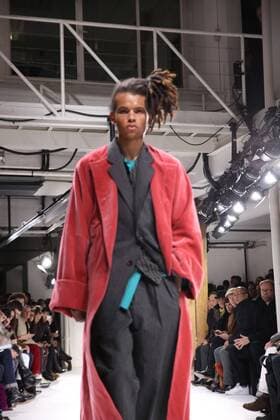 Paris Fashion Week - Yohji Yamamoto Modenschau defile mode masculine YOHJI YAMAMOTO CELEBRITES : Fashion Week Mode Masculine - Yamamoto Collection Automne Hiver - Paris - 19 01 2017 stephanechemin panoramic 