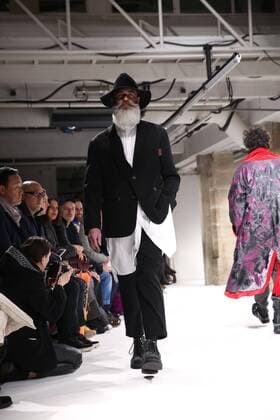 Paris Fashion Week - Yohji Yamamoto Modenschau defile mode masculine YOHJI YAMAMOTO CELEBRITES : Fashion Week Mode Masculine - Yamamoto Collection Automne Hiver - Paris - 19 01 2017 stephanechemin panoramic 