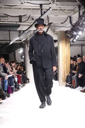 Paris Fashion Week - Yohji Yamamoto Modenschau defile mode masculine YOHJI YAMAMOTO CELEBRITES : Fashion Week Mode Masculine - Yamamoto Collection Automne Hiver - Paris - 19 01 2017 stephanechemin panoramic 