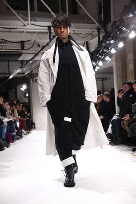 Paris Fashion Week - Yohji Yamamoto Modenschau defile mode masculine YOHJI YAMAMOTO CELEBRITES : Fashion Week Mode Masculine - Yamamoto Collection Automne Hiver - Paris - 19 01 2017 stephanechemin panoramic 