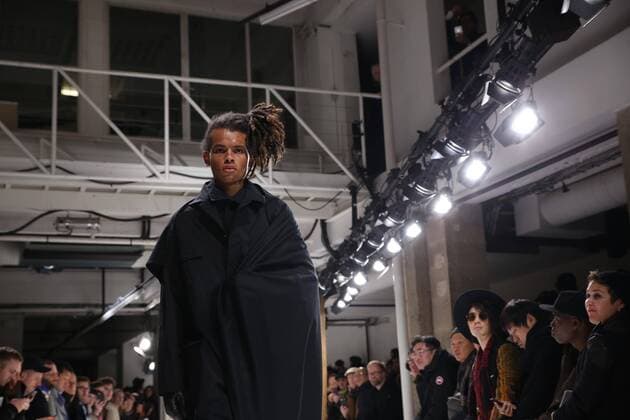 Paris Fashion Week - Yohji Yamamoto Modenschau defile mode masculine YOHJI YAMAMOTO CELEBRITES : Fashion Week Mode Masculine - Yamamoto Collection Automne Hiver - Paris - 19 01 2017 stephanechemin panoramic 