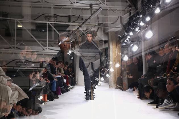 Paris Fashion Week - Yohji Yamamoto Modenschau defile mode masculine YOHJI YAMAMOTO CELEBRITES : Fashion Week Mode Masculine - Yamamoto Collection Automne Hiver - Paris - 19 01 2017 stephanechemin panoramic 