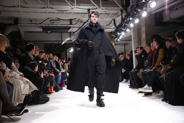 Paris Fashion Week - Yohji Yamamoto Modenschau defile mode masculine YOHJI YAMAMOTO CELEBRITES : Fashion Week Mode Masculine - Yamamoto Collection Automne Hiver - Paris - 19 01 2017 stephanechemin panoramic 