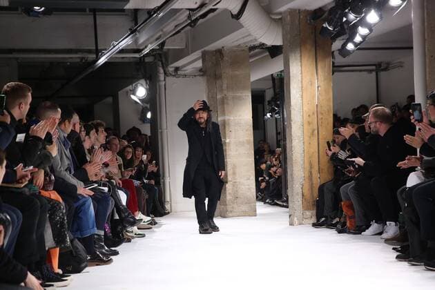 Paris Fashion Week - Yohji Yamamoto Modenschau defile mode masculine - YOHJI YAMAMOTO Fashion designer CELEBRITES : Fashion Week Mode Masculine - Yamamoto Collection Automne Hiver - Paris - 19 01 2017 stephanechemin panoramic 