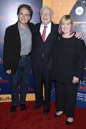 Warren Buffett mit Sohn Peter Buffett und Tochter Susie Buffett bei der Premiere der HBO-Dokumentation Becoming Warren Buffett im Museum of Modern Art. New York, 19.01.2017 Foto:xD.xVanxTinex xFuturexImage