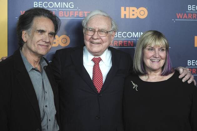 Warren Buffett mit Sohn Peter Buffett und Tochter Susie Buffett bei der Premiere der HBO-Dokumentation Becoming Warren Buffett im Museum of Modern Art. New York, 19.01.2017 Foto:xD.xVanxTinex xFuturexImage