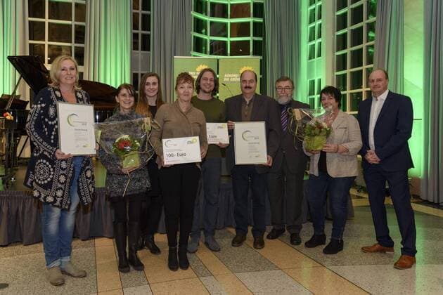 Die Fraktionen des Bündnis90 die Grünen, des Stadtrates und des Regionalverbandes Saarbrücken laden am Donnerstag (19.01.2017) zum Neujahrsempfang in den Festsaal des Saarbrücker Schlosses in Saarbrücken. Dabei verleihen sie den Nachhaltigkeitspreis 2017 an die Kunstschule Kassiopeia und die Bürgerinitiative Saubere Luft für die Warndtgemeinden. Im Bild v.li. Katja Conrad-Lang, Anne Herzhause, Anna Dorfner, Bea Biermann, Adriano Pitillo, Martin Becker, Manfred Jost, Bettina Becker und Stefan Franz. Gruene19011701D.jpg