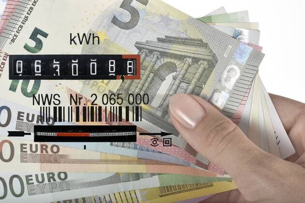 Symbolbild Energiekosten, Stromzähler, Geldfächer EURO