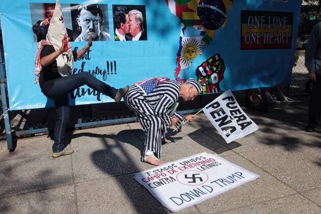 Protestors demonstrate against Donald J. Trump s inauguration as 45th President of the United States in front of the US Embassy in Mexico City, Mexico, 20 January 2017. EFE Sashenka Gutierrez PROTEST IN MEXICO AGAINST DONALD TRUMP S INAUGURATION !ACHTUNG: NUR REDAKTIONELLE NUTZUNG!  MEX001 20170120-636205389943851183