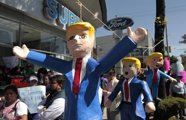 Protestors demonstrate against Donald J.Trump s inauguration as 45th President of the United States, in front of a Ford authorised dealer, in Mexico City, Mexico, 20 January 2017. Ford cancelled a 1,600 million dollars invesrment in the country after Trump threatened the company to charge them a 35 per cent duty and General Motors decided to move part of its production to the US. EFE Mario Guzman PROTEST AGIANST DONALD TRUMP S INAUGURATION IN MEXICO !ACHTUNG: NUR REDAKTIONELLE NUTZUNG!  MEX001 20170120-636205492422824245