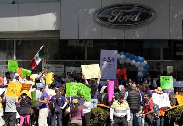 Protestors hold banners during a demonstration against Donald J.Trump s inauguration as 45th President of the United States, in front of a Ford authorised dealer, in Mexico City, Mexico, 20 January 2017. Ford cancelled a 1,600 million dollars invesrment in the country after Trump threatened the company to charge them a 35 per cent duty and General Motors decided to move part of its production to the US. EFE Mario Guzman PROTEST AGIANST DONALD TRUMP S INAUGURATION IN MEXICO !ACHTUNG: NUR REDAKTIONELLE NUTZUNG!  MEX001 20170120-636205495279441309