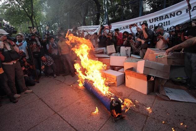 A group of protestors light a fire in front of the United States Embassy in Mexico City, Mexico, 20 January 2017, during Donald Trump s inauguration as 45th President of the US. EFE Sashenka Gutierrez PROTESTS IN MEXICO DURING TRUMP S INAUGURATION !ACHTUNG: NUR REDAKTIONELLE NUTZUNG!  MEX001 20170121-636205571492152232