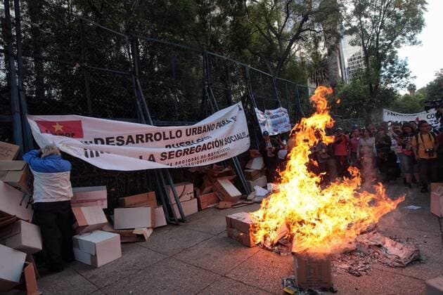 A group of protestors light a fire in front of the United States Embassy in Mexico City, Mexico, 20 January 2017, during Donald Trump s inauguration as 45th President of the US. EFE Sashenka Gutierrez PROTESTS IN MEXICO DURING TRUMP S INAUGURATION !ACHTUNG: NUR REDAKTIONELLE NUTZUNG!  MEX001 20170121-636205571506973752