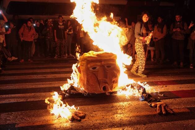 A group of demonstrators protest against the investiture of US. President Donald Trump in Mexico City, Mexico, 20 JAnuary 2017. EFE SAshenka GutiErrez Protests in mexico against Donald Trump !ACHTUNG: NUR REDAKTIONELLE NUTZUNG!  MEX107 20170121-636205681502993720