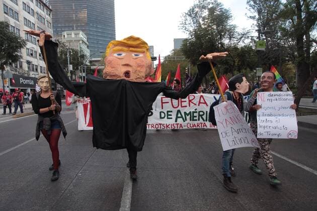 A group of demonstrators protest against the investiture of US. President Donald Trump in Mexico City, Mexico, 20 JAnuary 2017. EFE SAshenka GutiErrez Protests in mexico against Donald Trump !ACHTUNG: NUR REDAKTIONELLE NUTZUNG!  MEX105 20170121-636205681622647254