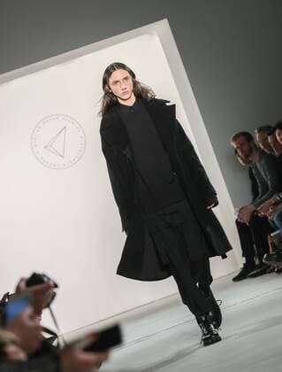 (170121) -- BERLIN, Jan. 21, 2017 -- A model displays a creation of Odeur Studios during the Mercedes-Benz Fashion Week Berlin Autumn Winter 2017 in Berlin, capital of Germany, on Jan. 20, 2017. The 4-day Mercedes-Benz Fashion Week Berlin Autumn Winter 2017 ended on Friday. ) (zcc) GERMANY-BERLIN-FASHION WEEK-CLOSING ShanxYuqi 