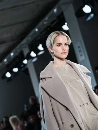 (170121) -- BERLIN, Jan. 21, 2017 -- A model displays a creation of Odeur Studios during the Mercedes-Benz Fashion Week Berlin Autumn Winter 2017 in Berlin, capital of Germany, on Jan. 20, 2017. The 4-day Mercedes-Benz Fashion Week Berlin Autumn Winter 2017 ended on Friday. ) (zcc) GERMANY-BERLIN-FASHION WEEK-CLOSING ShanxYuqi 
