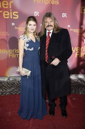 Lara Mandoki mit Vater Leslie Mandoki bei der Verleihung des 38. Bayerischen Filmpreises 2016 im Prinzregententheater. München, 20.01.2017 Foto:xS.xGabschx xFuturexImage