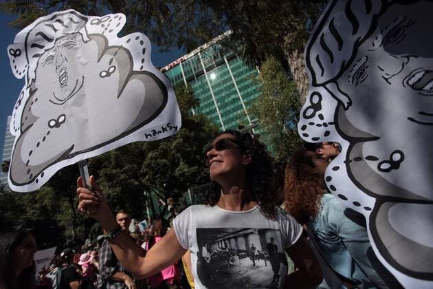 A hundred protestors rally againts new US President Donald Trump in front of the United States Embassy in Mexico City, Mexico, 21 January 2017. Hundreds of thousands of women demonstrated around the world in defence of their rights and against Turmp s presidency in a historic mobilization that gathered half million people in Washington. EFE Sashenka Gutierrez PROTEST AGAINST TRUMP IN MEXICO CITY !ACHTUNG: NUR REDAKTIONELLE NUTZUNG!  MEX001 20170121-636206318103543723
