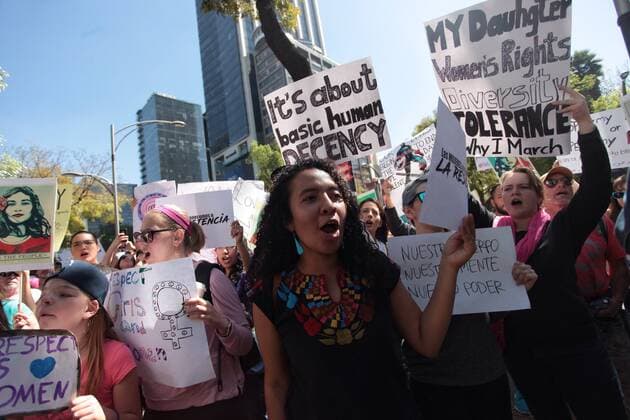 A hundred protestors rally againts new US President Donald Trump in front of the United States Embassy in Mexico City, Mexico, 21 January 2017. Hundreds of thousands of women demonstrated around the world in defence of their rights and against Turmp s presidency in a historic mobilization that gathered half million people in Washington. EFE Sashenka Gutierrez PROTEST AGAINST TRUMP IN MEXICO CITY !ACHTUNG: NUR REDAKTIONELLE NUTZUNG!  MEX001 20170121-636206318744847390