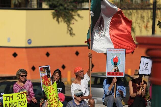 Women s March in Mexiko Stadt January 21, 2017 - Mexico - EUM20170121NAC19.JPG.CHAPALA, Jal., Protest Protesta-Jalisco.- Un grupo de manifestantes -en su mayoria mujeres- de origen estadounidense muestra su inconformidad ante la llegada de Donald Trump a la presidencia de Estados Unidos, 21 de enero de 2017 en la comunidad de Ajijic en este municipio.  - ZUMAu78_ 20170121_zaf_u78_046