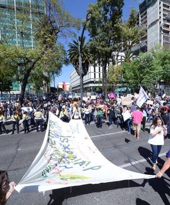 Women s March in Mexiko Stadt January 21, 2017 - Mexico - EUM20170121NAC28.JPG.CIUDAD DE MEXICO ProtestManifestacion-CDMX.- Mujeres mexicanas y estadounidenses se manifiestan en las inmediaciones de la embajada de los Estados Unidos, 21 de enero de 2017, para defender la diversidad, la igualdad y sus derechos de ante la llegada del magnate Donald Trump como presidente del pais vecino del norte.  - ZUMAu78_ 20170121_zaf_u78_060