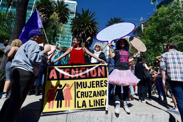 Women s March in Mexiko Stadt January 21, 2017 - Mexico - EUM20170121NAC30.JPG.CIUDAD DE MEXICO ProtestManifestacion-CDMX.- Mujeres mexicanas y estadounidenses se manifiestan en las inmediaciones de la embajada de los Estados Unidos, 21 de enero de 2017, para defender la diversidad, la igualdad y sus derechos de ante la llegada del magnate Donald Trump como presidente del pais vecino del norte.  - ZUMAu78_ 20170121_zaf_u78_062