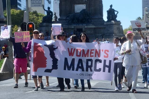 Women s March in Mexiko Stadt January 21, 2017 - Mexico - EUM20170121NAC31.JPG.CIUDAD DE MEXICO ProtestManifestacion-CDMX.- Mujeres mexicanas y estadounidenses se manifiestan en las inmediaciones de la embajada de los Estados Unidos, 21 de enero de 2017, para defender la diversidad, la igualdad y sus derechos de ante la llegada del magnate Donald Trump como presidente del pais vecino del norte.  - ZUMAu78_ 20170121_zaf_u78_064