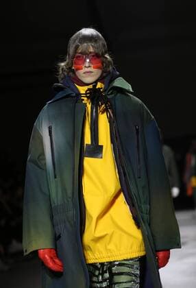 Bilder des Tages A model takes to the catwalk during the presentation of Kenzo s show as part of the Fall-Winter 2017-18 fashion collections in Paris on January 22, 2017.  PAR20170122114 MAYAxVIDON-WHITE