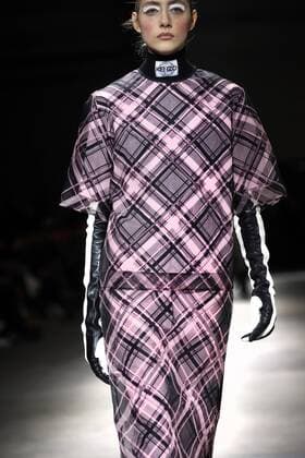 A model takes to the catwalk during the presentation of Kenzo s show as part of the Fall-Winter 2017-18 fashion collections in Paris on January 22, 2017.  PAR20170122102 MAYAxVIDON-WHITE