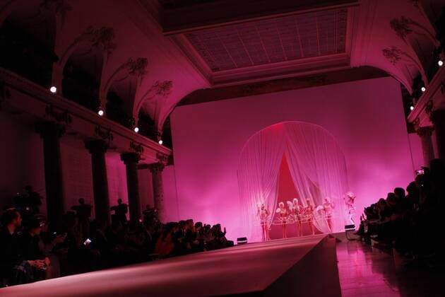 Paris Fashion Week - Lingerie Mon Amour Modenschau Defile Lingerie mon Amour CELEBRITES : Defile Lingerie mon Amour - Paris - 22 01 2017 MichaelBaucher Panoramic 