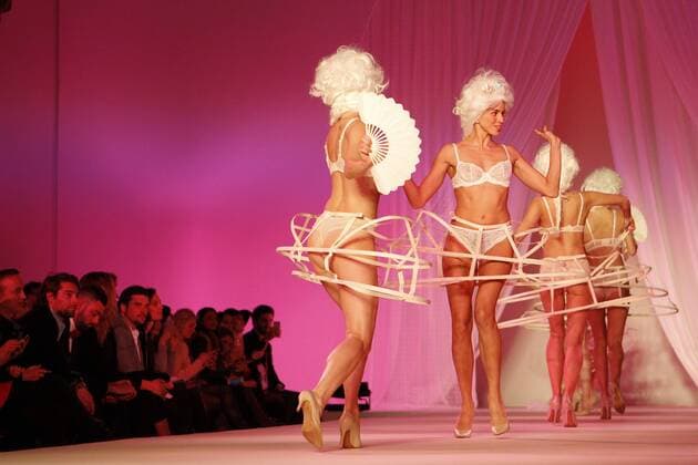 Paris Fashion Week - Lingerie Mon Amour Modenschau Defile Lingerie mon Amour CELEBRITES : Defile Lingerie mon Amour - Paris - 22 01 2017 MichaelBaucher Panoramic 