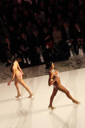 Paris Fashion Week - Lingerie Mon Amour Modenschau Defile Lingerie mon Amour CELEBRITES : Defile Lingerie mon Amour - Paris - 22 01 2017 MichaelBaucher Panoramic 