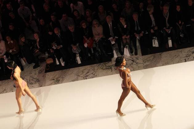 Paris Fashion Week - Lingerie Mon Amour Modenschau Defile Lingerie mon Amour CELEBRITES : Defile Lingerie mon Amour - Paris - 22 01 2017 MichaelBaucher Panoramic 