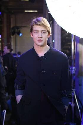Fashion Week mode masculine - Lanvin - Paris - 22 01 2017 Joe Alwyn CELEBRITES : Fashion Week mode masculine - Lanvin - Paris - 22 01 2017 STEPHANEChemin panoramic 