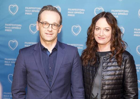 Entertainment Bilder der Woche Monatgabend (23.1.2017) startet in Saarbrücken das 38. Filmfestival Max-Ophüls-Preis mit großem Promi-Faktor. Unter anderem zeigt sich Bundesjustizminister Heiko Maas mit seiner Lebensgefährtin, der bekannten Schauspielerin Natalia Wörner beim Eröffnungsfilm ãDie Nacht der 1000 StundenÒ von Virgil Widrich im Saarbrücker Cinestar (hier im Bild).