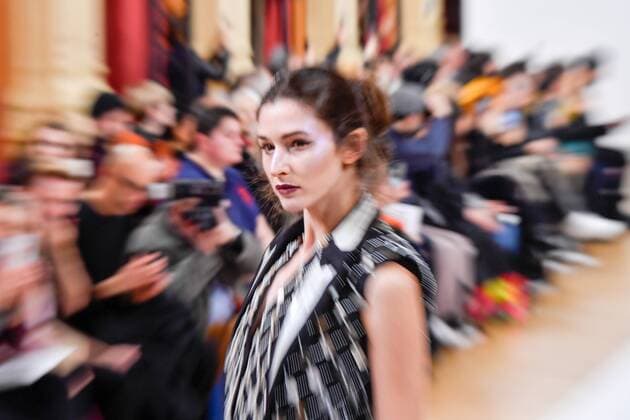 A model presents a Otohime creation on the runway of On Aura Tout Vu as part of their Haute Couture Spring Summer 2017 fashion show in Paris, France on Jan. 23, 2017. ) (zjy) FRANCE-PARIS-FASHION WEEK ChenxYichen 