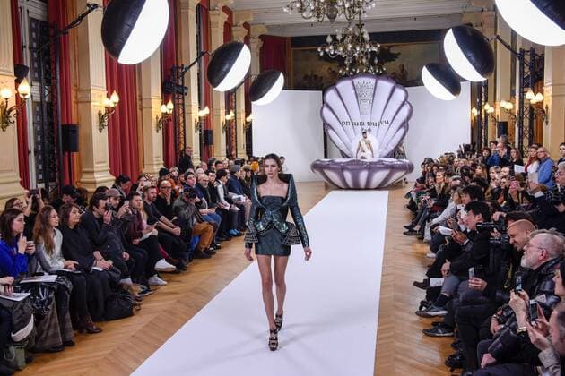 A model presents a Otohime creation on the runway of On Aura Tout Vu as part of their Haute Couture Spring Summer 2017 fashion show in Paris, France on Jan. 23, 2017. ) (zjy) FRANCE-PARIS-FASHION WEEK ChenxYichen 