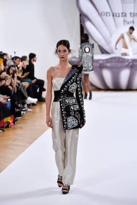 A model presents a Otohime creation on the runway of On Aura Tout Vu as part of their Haute Couture Spring Summer 2017 fashion show in Paris, France on Jan. 23, 2017. ) (zjy) FRANCE-PARIS-FASHION WEEK ChenxYichen 