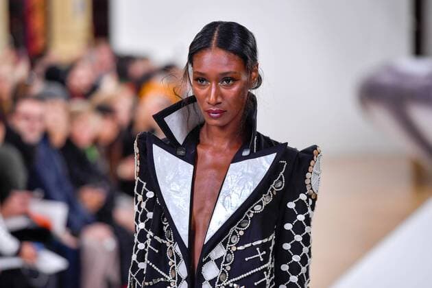 A model presents a Otohime creation on the runway of On Aura Tout Vu as part of their Haute Couture Spring Summer 2017 fashion show in Paris, France on Jan. 23, 2017. ) (zjy) FRANCE-PARIS-FASHION WEEK ChenxYichen 