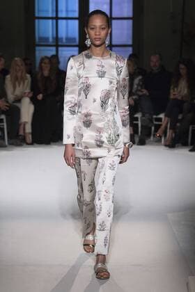 215004 Marineau Starface 2017-01-23 Paris France Paris Fashion week. Defile Haute Couture Printemps ete 2017 Giambattista Valli. Giambattista Valli , Couture, spring-summer 2017 Paris, France Paris Fashion Week 2017. Haute Couture Fashion Show Giambattista Valli. Editorial use only _sans_perso  Copyright: xMarineaux STAR_215004_011