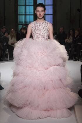 215004 Marineau Starface 2017-01-23 Paris France Paris Fashion week. Defile Haute Couture Printemps ete 2017 Giambattista Valli. Giambattista Valli , Couture, spring-summer 2017 Paris, France Paris Fashion Week 2017. Haute Couture Fashion Show Giambattista Valli. Editorial use only _sans_perso  Copyright: xMarineaux STAR_215004_043