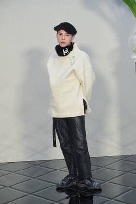 Paris Fashion Week - Prominente bei Chanel 215015 Serge Arnal Starface 2017-01-24 France Paris Fashion week. Defile Haute Couture Printemps ete 2017. CHANEL. People. Kwon, Ji-Yong ( G Dragon )  Copyright: xSergexArnalx xStarfacex STAR_215015_049