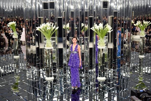 (170124) -- PARIS, Jan. 24, 2017 -- A model presents a creation during the Chanel Haute Couture Spring Summer 2017 fashion collection in Paris, France on Jan. 24, 2017. ) (zhf) FRANCE-PARIS-FASHION-CHANEL ChenxYichen 
